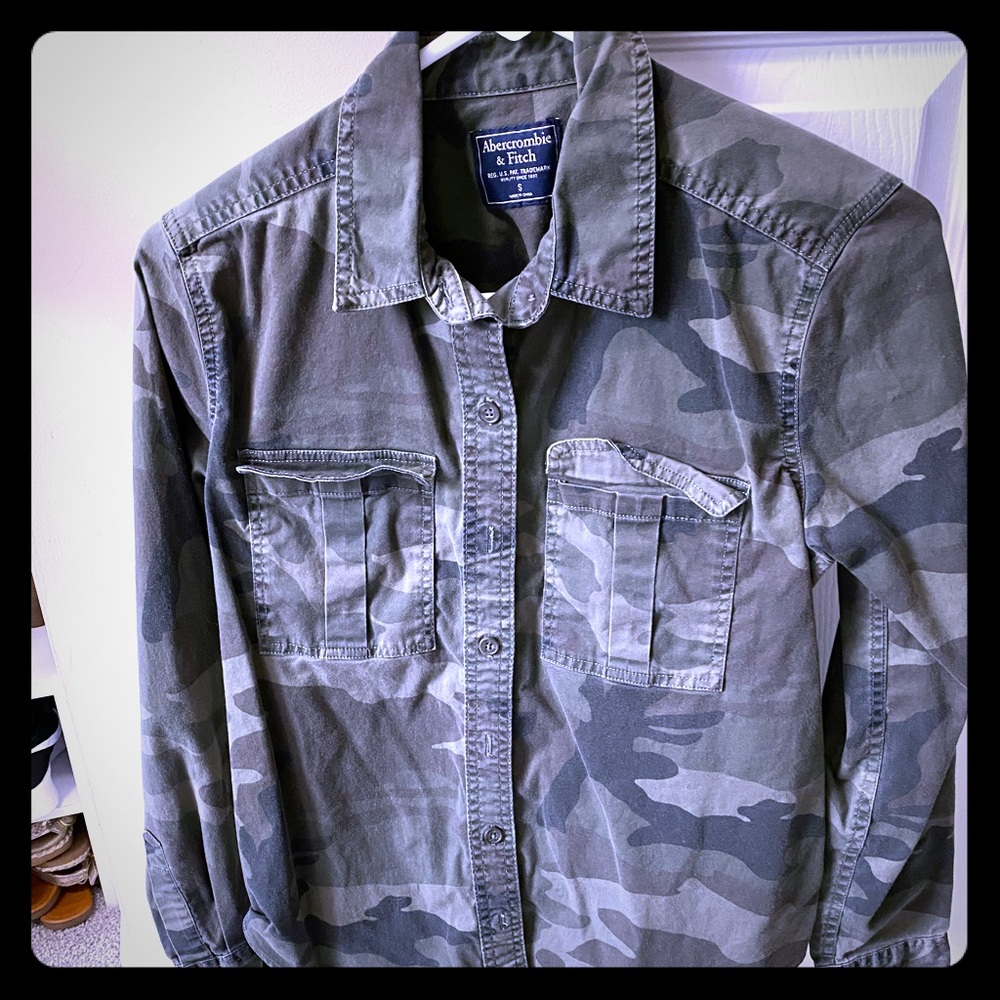 Womens Small A&F Camo Button Down